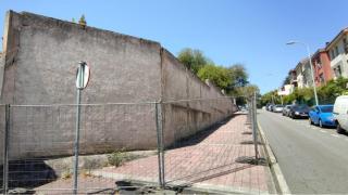 Oleiros le da al Arcebispado un ultimátum de 48 horas para demoler un muro en Santa Cruz