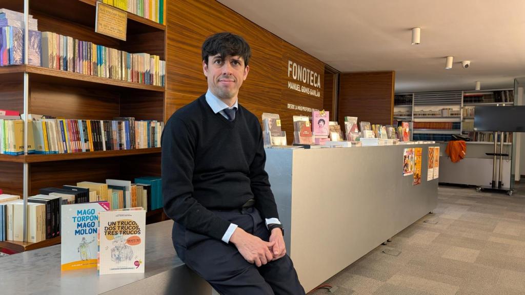 José Manuel Aramendia con sus cuentos editados por el Instituto Juan Gil Albert.