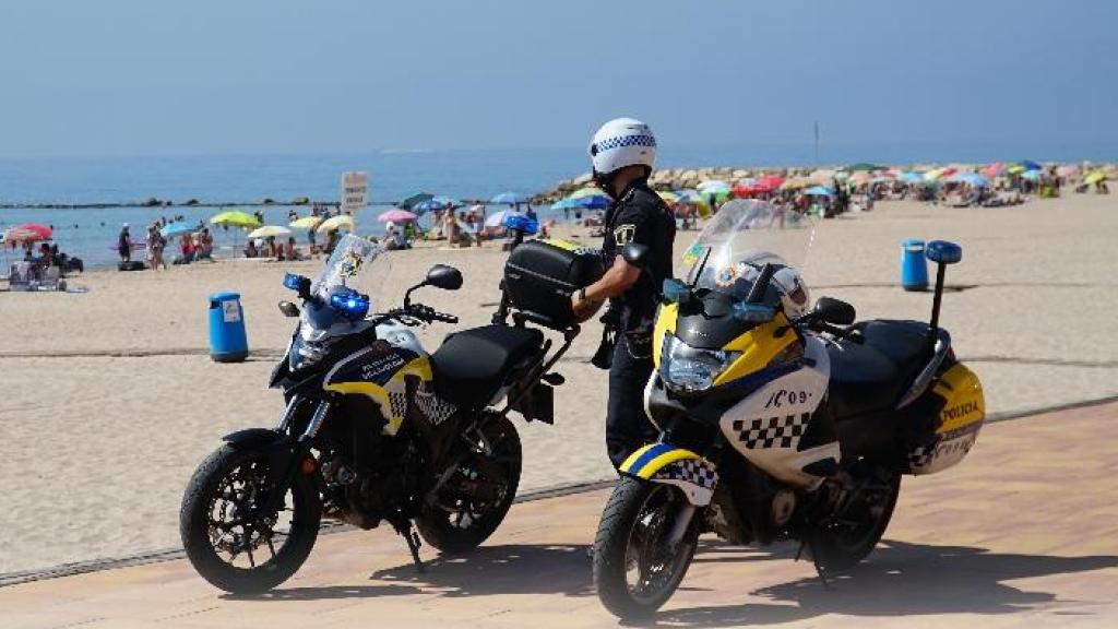 Un agente de la Policía Local de Villajoyosa en una de sus playas.