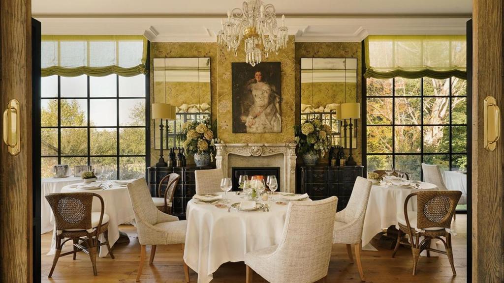 La sala del restaurante de Palacio Helguera, un hotel boutique en Las Presillas con pasado virreinal.
