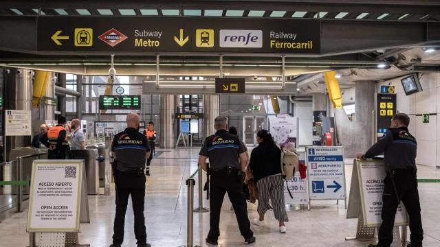 Vigilantes de seguridad en un control en Barajas.