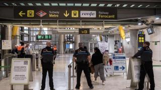 Vigilantes de seguridad en un control en Barajas.