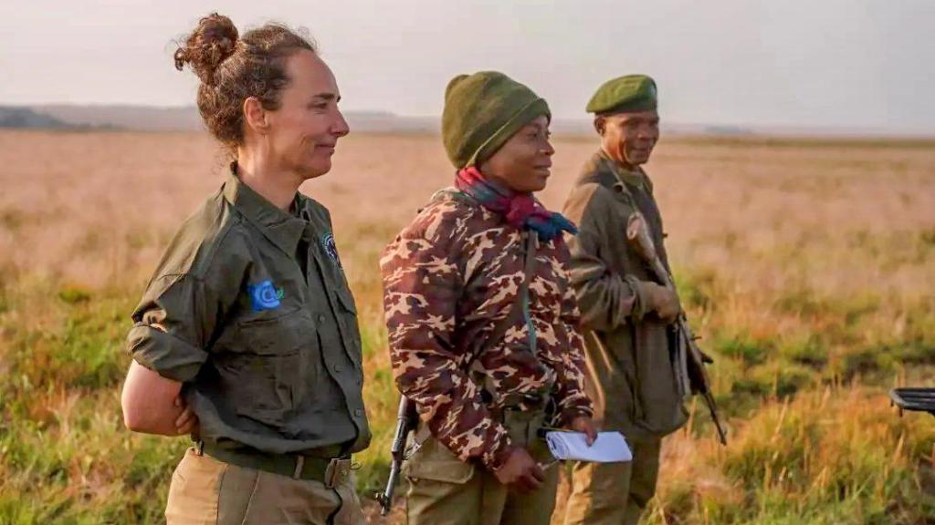 La española Tina Laín, junto a dos de los rangers de Upemba.
