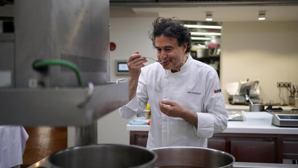 Pepe Rodríguez, en la cocina de El Bohío, prueba uno de sus platos.