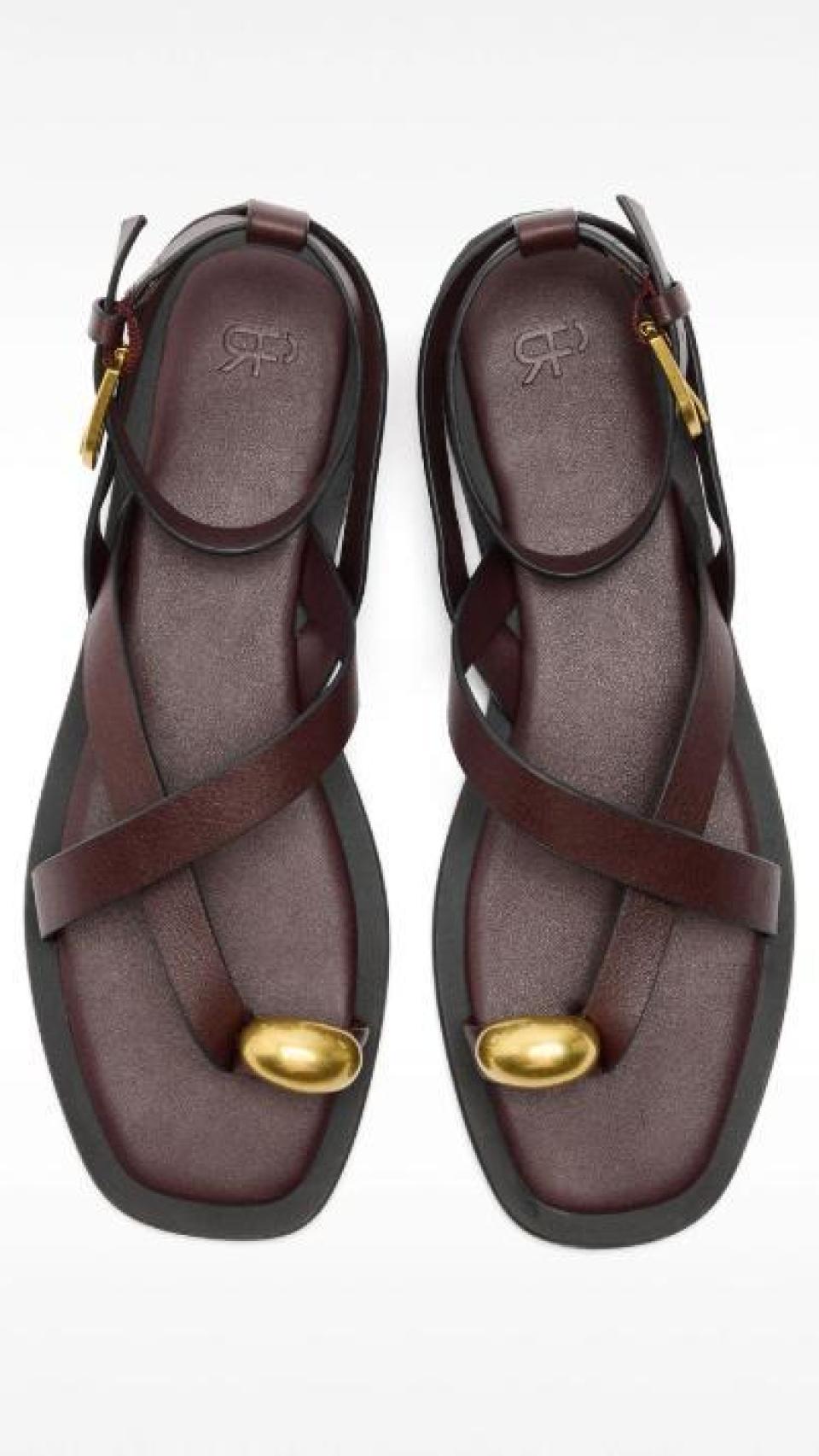 Sandalias de piel con tiras detalle metálico de Parfois.