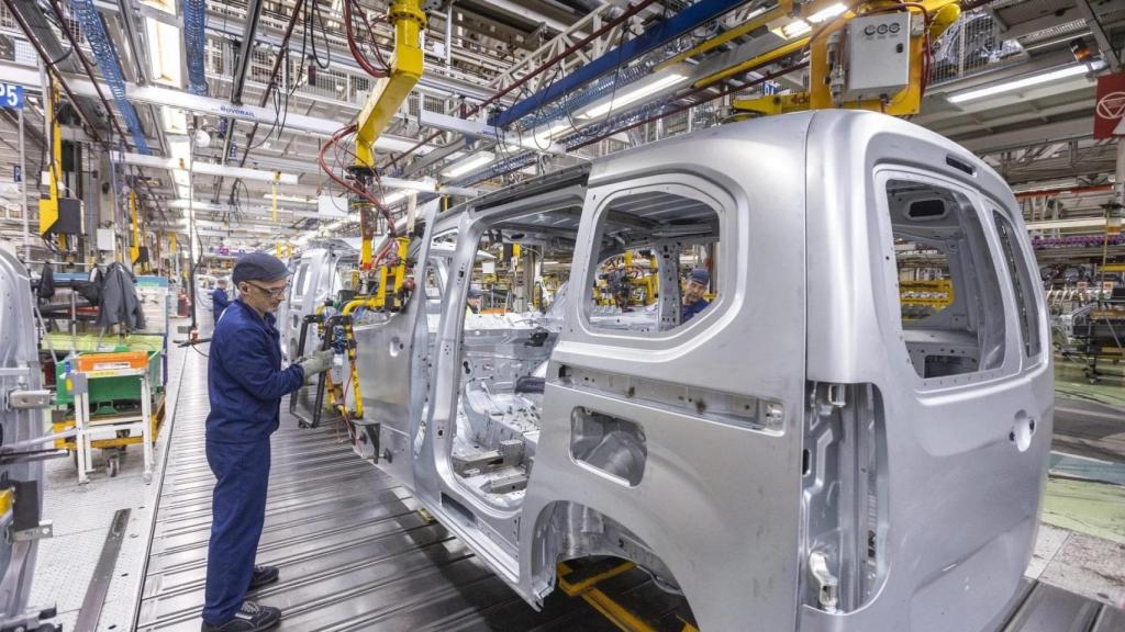 Trabajadores en la factoría de Stellantis en Vigo
