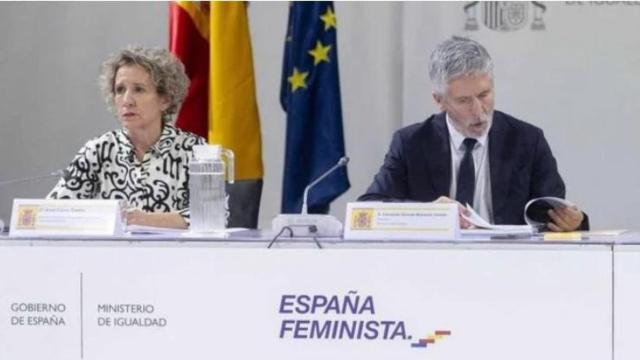 El ministro del Interior, Fernando Grande-Marlaska, junto a Aina Calvo en una rueda de prensa reciente.