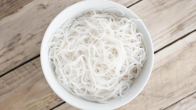 Un bol de fideos de arroz.