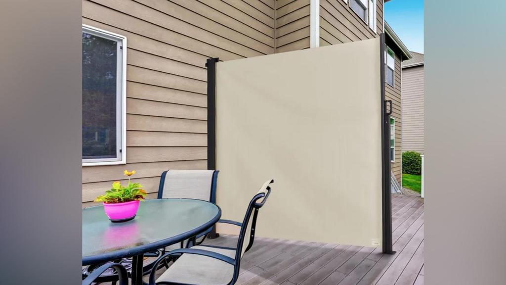 Toldo lateral de Leroy Merlin.