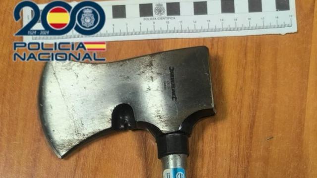 Hacha utilizada para la agresión intervenida por la Policía Nacional de Valladolid