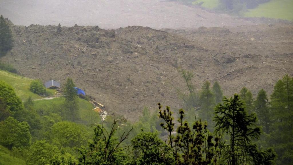 El pueblo de Blatten, en Suiza, sepultado por el desprendimiento del glaciar Birch.
