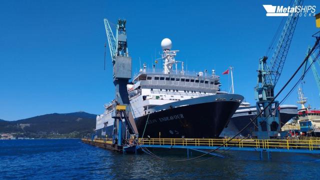 Un lujoso crucero de expedición ártica hace escala en un astillero de Vigo