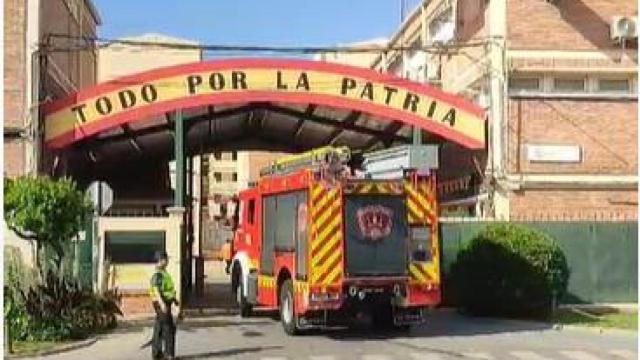 Un camión de bomberos accediendo al cuartel de la Guardia Civil en Toledo.