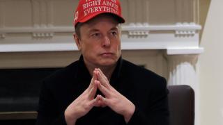 Elon Musk presume de gorra con el mensaje ¡Trump tenía razón sobre todo! en una reunión del gabinete.