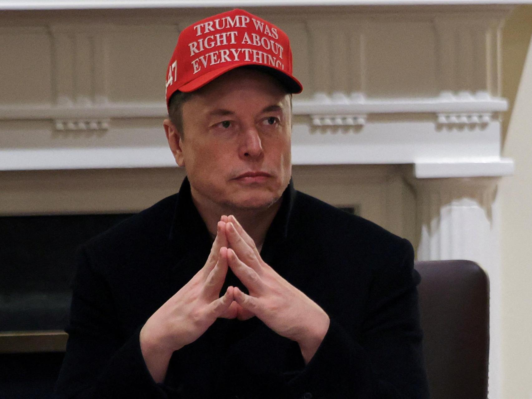 Elon Musk presume de gorra con el mensaje ¡Trump tenía razón sobre todo! en una reunión del gabinete.