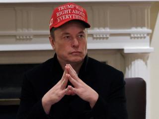Elon Musk presume de gorra con el mensaje ¡Trump tenía razón sobre todo! en una reunión del gabinete.