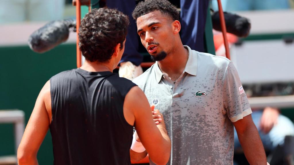 Jaume Munar saluda a Arthur Fils tras el final del partido.