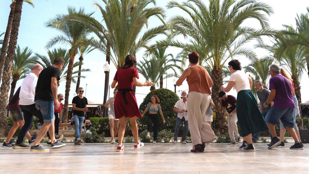 Alumnos de The Nest Swing bailando en la Explanada de Alicante.