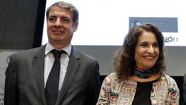 El expresidente de la Sepi, Vicente Fernández Guerrero, junto a la vicepresidenta del Gobierno, María Jesús Montero, en un acto en la Fábrica de Moneda y Timbre en 2018.