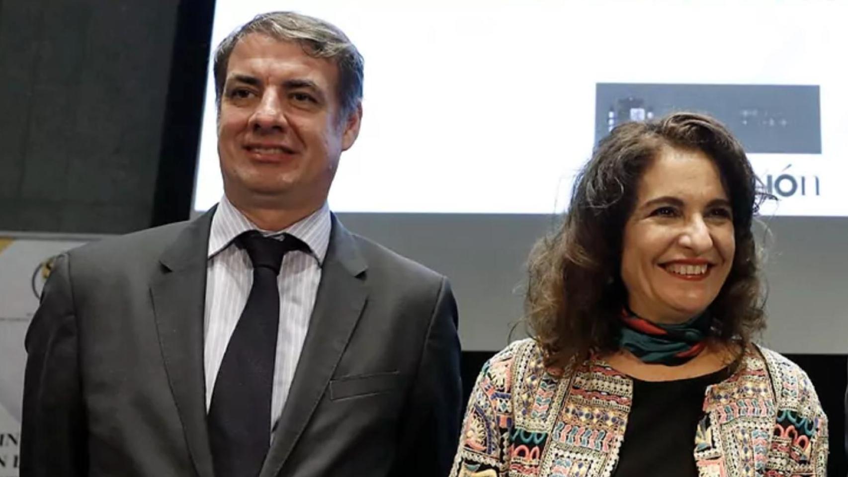 El expresidente de la Sepi, Vicente Fernández Guerrero, junto a la vicepresidenta del Gobierno, María Jesús Montero, en un acto en la Fábrica de Moneda y Timbre en 2018.