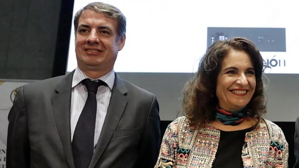 El expresidente de la Sepi, Vicente Fernández Guerrero, junto a la vicepresidenta del Gobierno, María Jesús Montero, en un acto en la Fábrica de Moneda y Timbre en 2018.