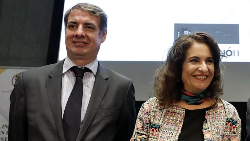 Vicente Fernández, junto a la actual ministra de Hacienda, María Jesús Montero.