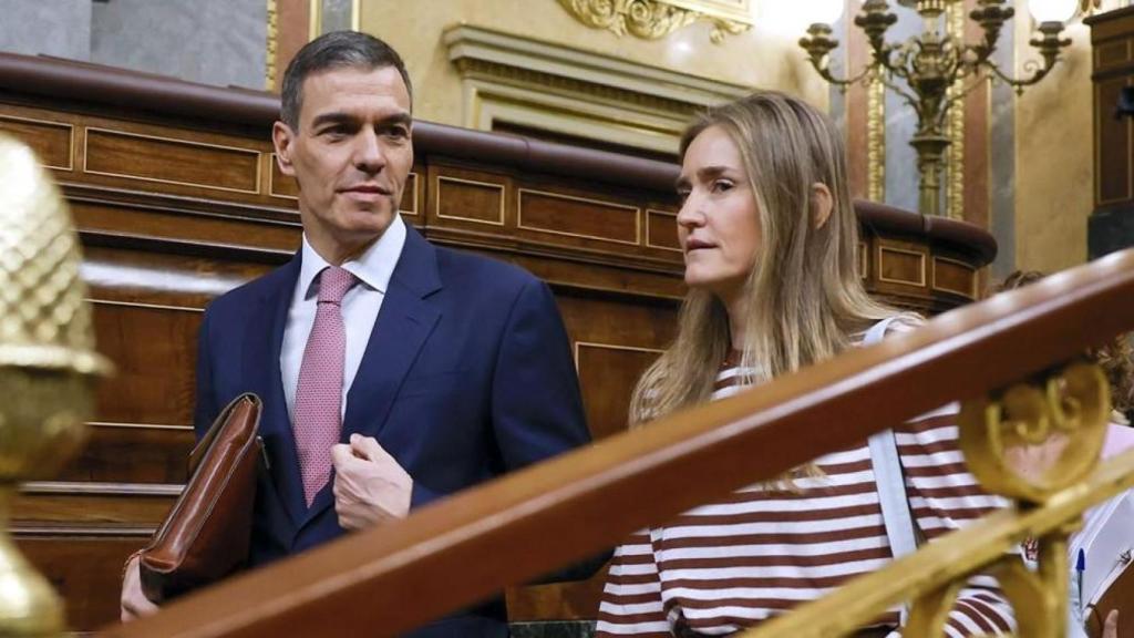 Pedro Sánchez, junto a la vicepresidenta y ministra Sara Aagesen. Efe