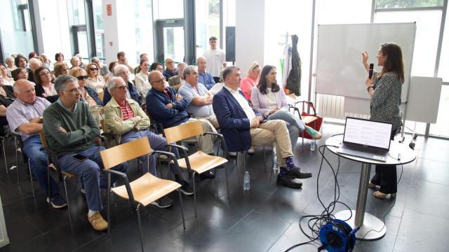 Encuentro participativo sobre el bus urbano en Os Rosales.