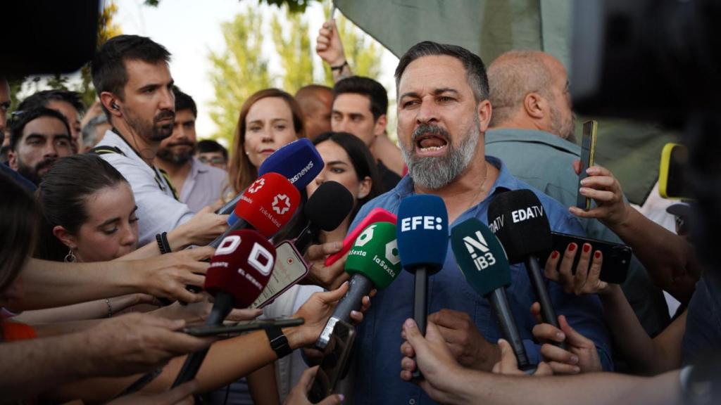 El presidente de Vox, Santiago Abascal, hablando ante los medios de comunicación presentes en la manifestación a las puertas de la Moncloa.