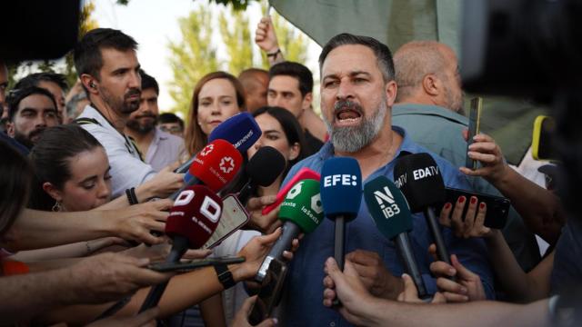 El presidente de Vox, Santiago Abascal, hablando ante los medios de comunicación presentes en la manifestación a las puertas de la Moncloa.
