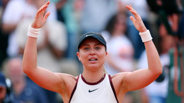 Paula Badosa celebra la victoria ante Ruse en la segunda ronda de Roland Garros.