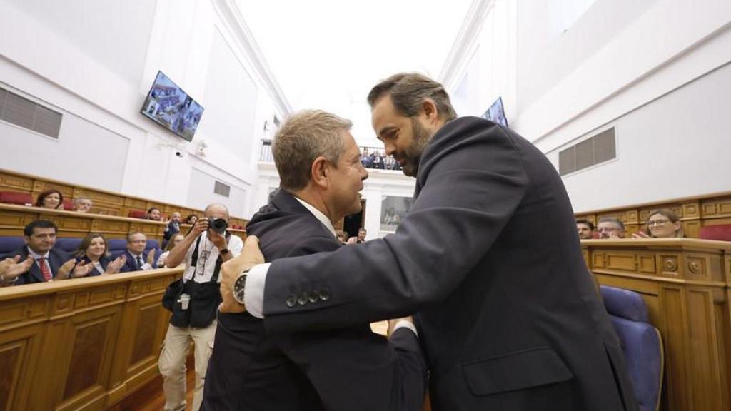 Emiliano García-Page y Paco Núñez se saludan tras la aprobación de la Proposición de ley de reforma del Estatuto de Castilla-La Mancha.