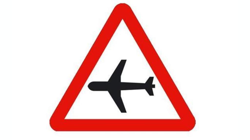 Ni tráfico áreo ni ruidos: el verdadero significado de la señal triangular con un avión que puedes ver en las carreteras españolas