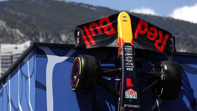 Una maqueta del Red Bull F1 en el paddock del GP de Monaco
