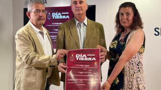 El alcalde de Segovia y presidente de la Comunidad de Ciudad y Tierra, José Mazarías, junto a la alcaldesa de Valverde del Majano y vocal de la comisión de Cultura, Olga Llorente, y el gerente de la Comunidad, Luis Asenjo.