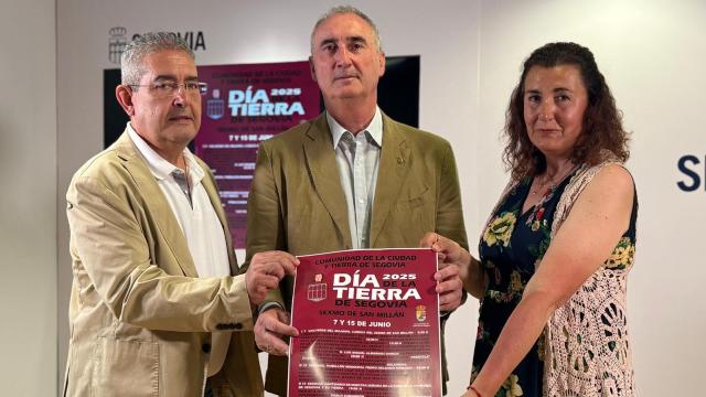 En el centro, el alcalde de Segovia y presidente de la Comunidad de Ciudad y Tierra, José Mazarías, junto a la alcaldesa de Valverde del Majano y vocal de la comisión de Cultura, Olga Llorente, y el gerente de la Comunidad, Luis Asenjo.