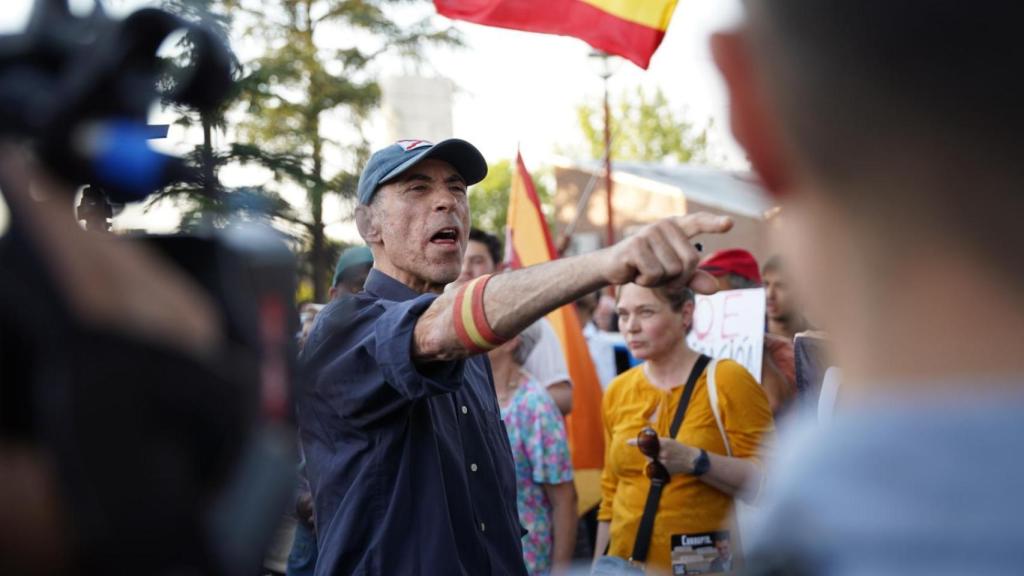 Uno de los asistentes a la manifestación, dando órdenes al resto, justo antes de la llegada de Santiago Abascal.