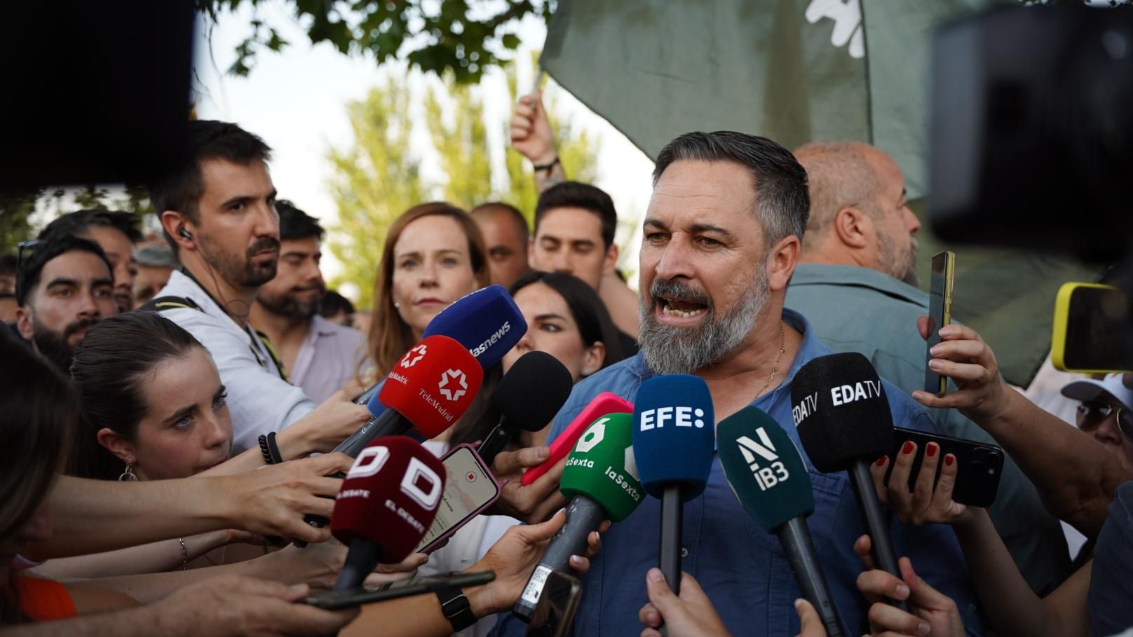 Abascal se suma a unos pocos cientos de radicales en la protesta frente ...
