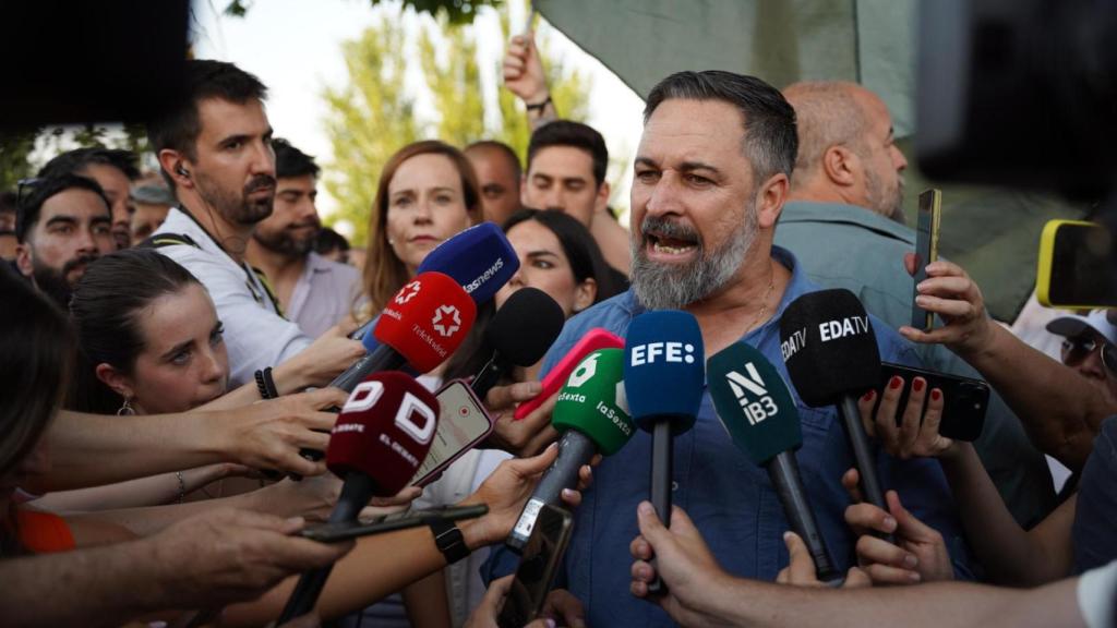 En el momento en el que Santiago Abascal ha declarado ante los medios de comunicación varios manifestantes han comenzado a proferir insultos a la prensa.