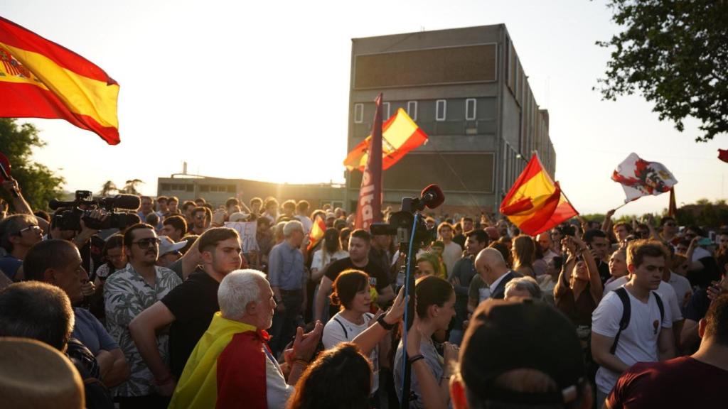 Los manifestantes, al final de la jornada, cuando comenzaron a acercarse en dirección a la línea de control de la Policía Nacional en las cercanías del Palacio de la Moncloa.