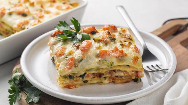 Una porción de lasaña en un plato (Imagen de archivo)