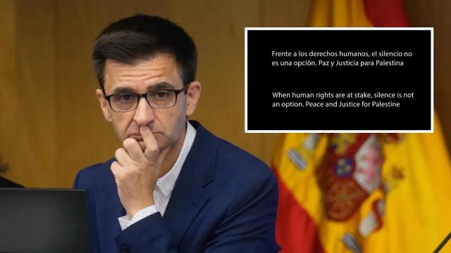 El presidente de RTVE, José Pablo López, junto al rótulo que emitió la Corporación a favor de Palestina antes de Eurovisión.