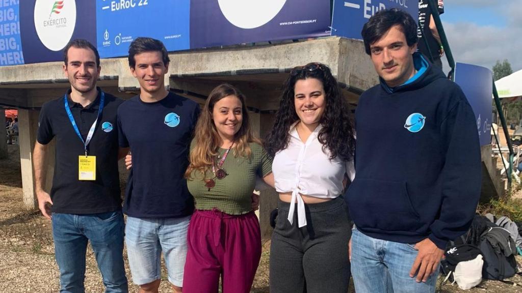 El equipo de AstroCup está formado por la Dra. Ligia F. Coelho, investigadora en la Universidad de Cornell; Catarina Miranda, científica y comunicadora científica para AstroCup y los ingenieros aeroespaciales Miguel Morgado, João Canas, Diogo Nunes y Catarina Pereira.
