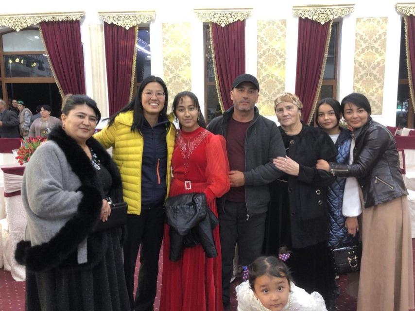 Sara, con una familia de Uzbekistán que la invitó a una boda.