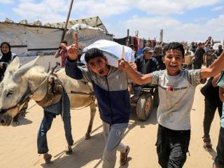 Los palestinos cargan suministros de ayuda que recibieron de la Fundación Humanitaria para Gaza, respaldada por Estados Unidos, en Jan Yunis, en el sur de la Franja de Gaza, el 28 de mayo de 2025.