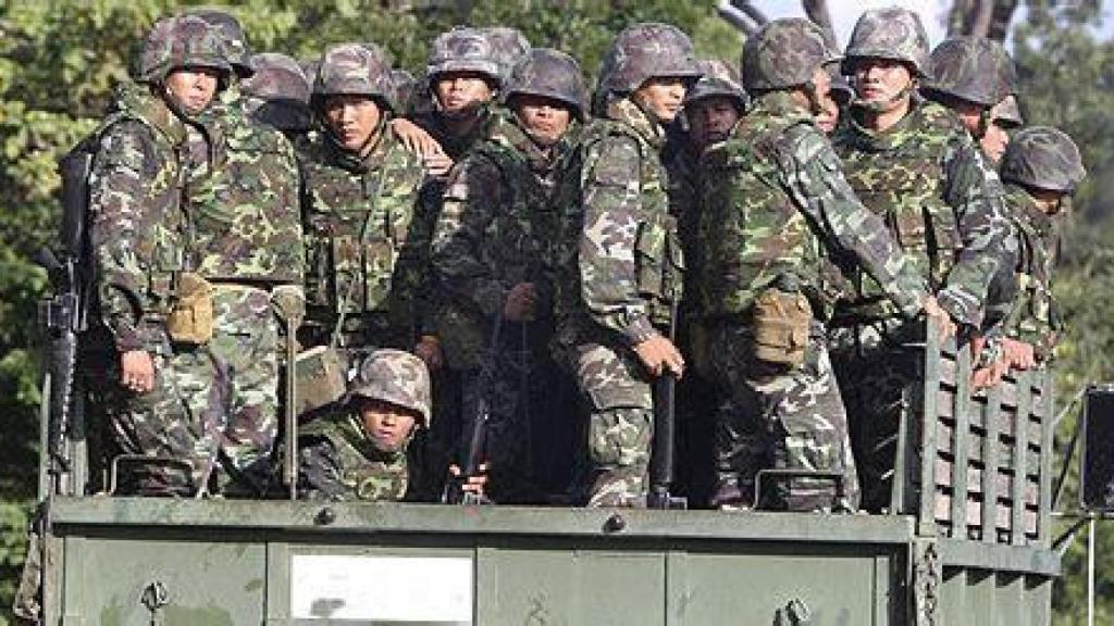 Soldados tailandeses se dirigen al templo de Preah Vihear  en una imagen de archivo.