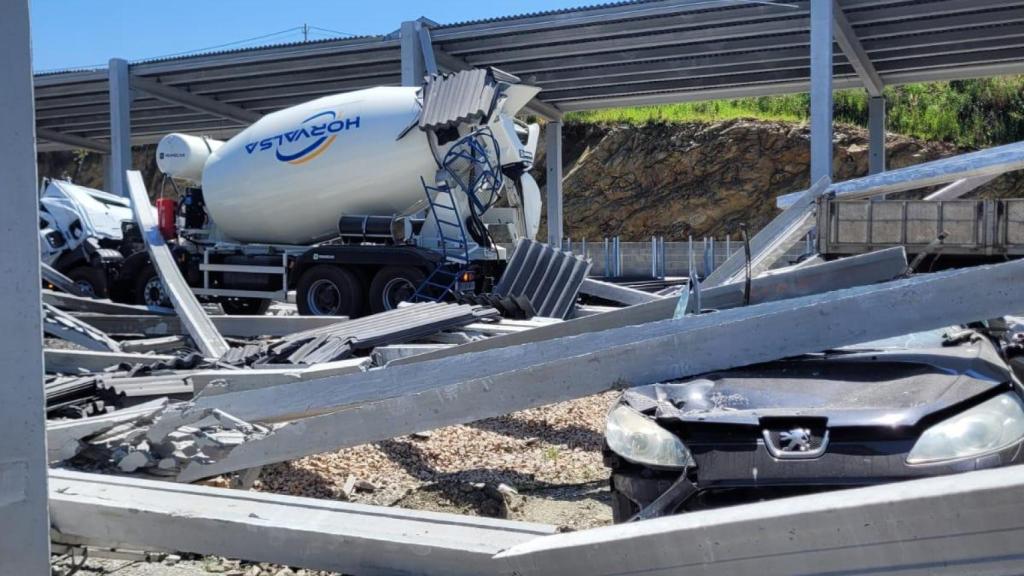 Las autoridades aún no confirman las causas reales del derrumbe del techo.
