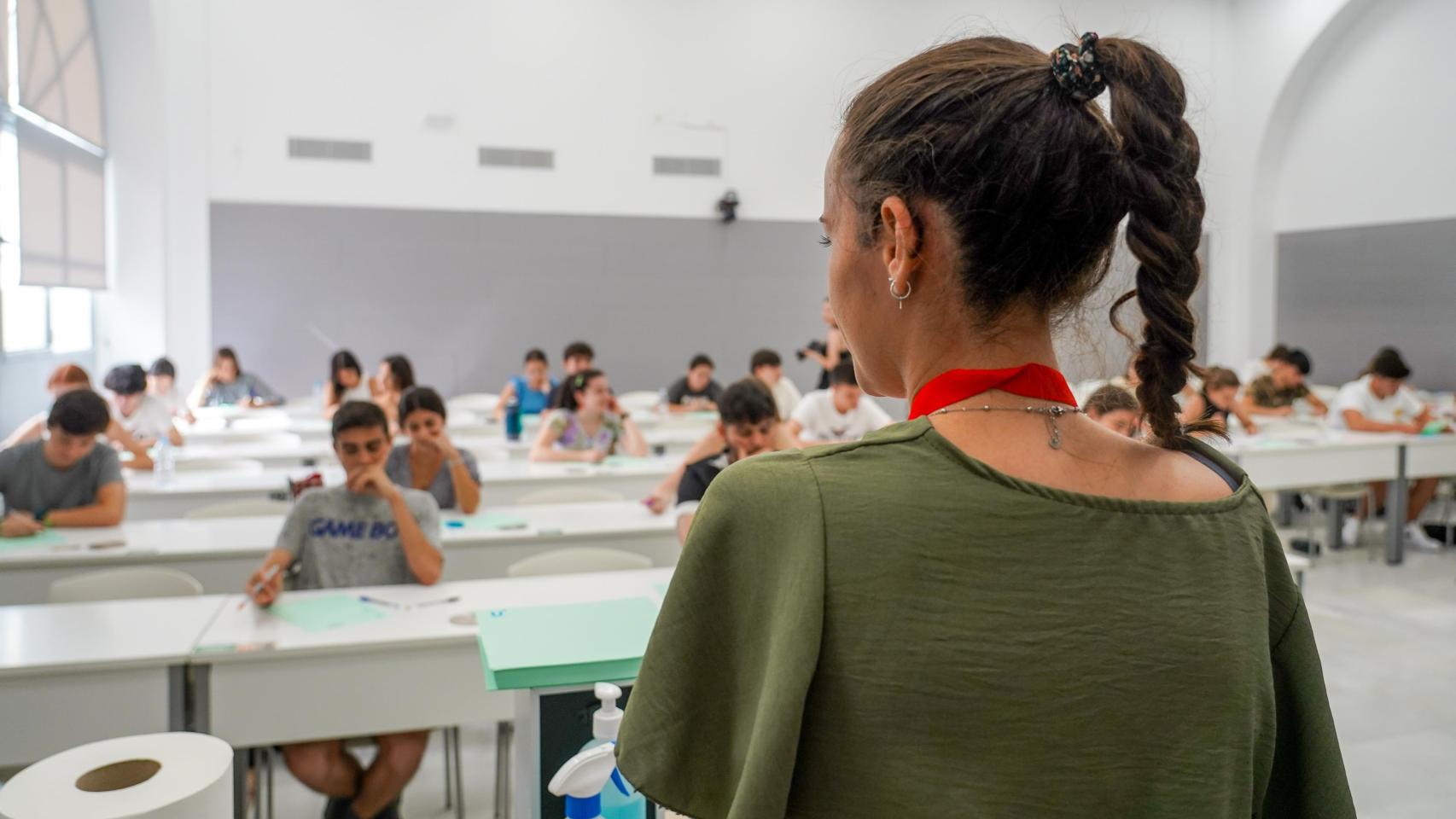 Alumnos en los exámenes de las pruebas de acceso a la Universidad en Sevilla, en 2022.
