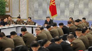 Kim Jong-un presidiendo la reunión para fortalecer el Ejército norcoreano celebrada este viernes.