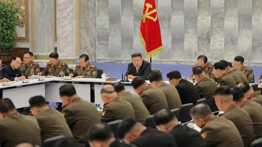 Kim Jong-un presidiendo la reunión para fortalecer el Ejército norcoreano celebrada este viernes.
